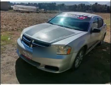 Auto rojo antes de trabajo de hojalatería y pintura