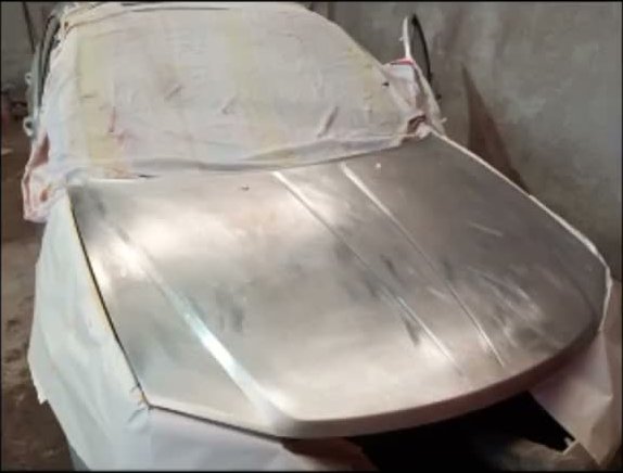 Cofre lijado y preparado para pintura automotriz