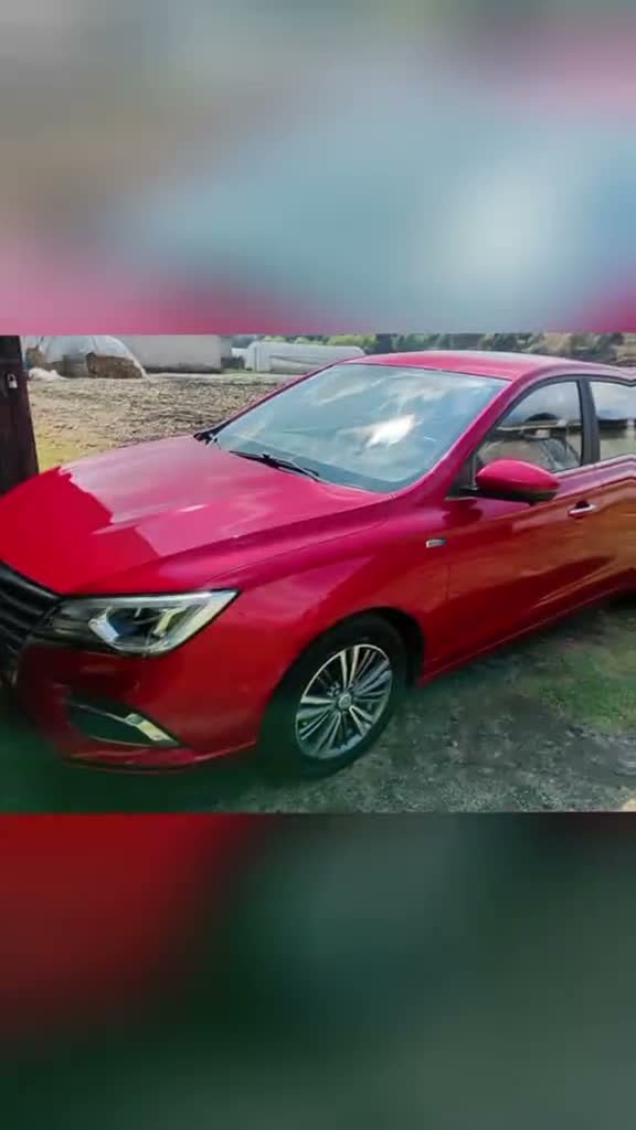 Auto rojo con acabado de pintura brillante