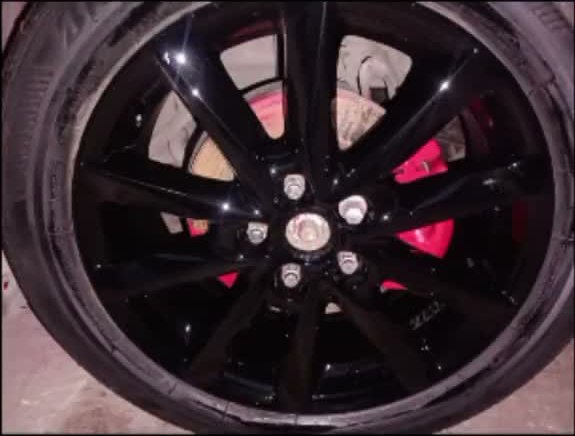 Automóvil rojo con acabado brillante después de pulido y encerado
